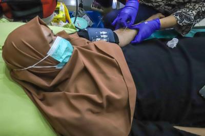 Warga mengikuti kegiatan donor darah di Masjid Agung Al-Azhar, Jakarta, Jumat (7/1/2022).