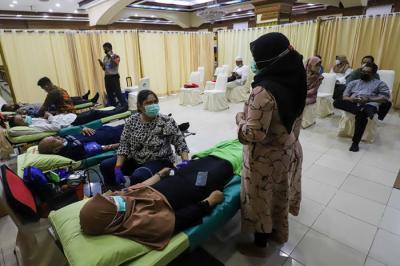 Warga mengikuti kegiatan donor darah di Masjid Agung Al-Azhar, Jakarta, Jumat (7/1/2022).