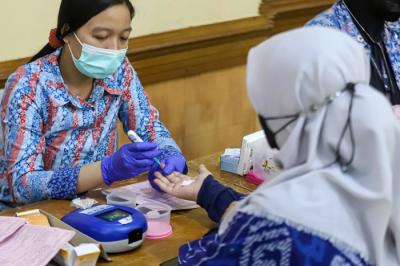 Warga mengikuti kegiatan donor darah di Masjid Agung Al-Azhar, Jakarta, Jumat (7/1/2022).