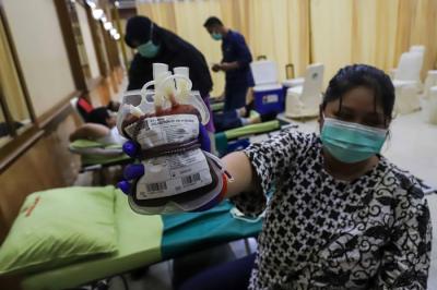 Warga mengikuti kegiatan donor darah di Masjid Agung Al-Azhar, Jakarta, Jumat (7/1/2022).