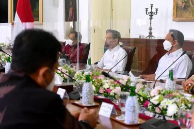 Presiden Joko Widodo menerima tim seleksi calon anggota Komisi Pemilihan Umum (KPU) dan calon anggota Badan Pengawas Pemilihan Umum masa jabatan 2022-2027.