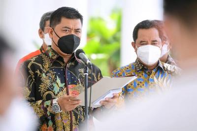 Presiden Joko Widodo menerima tim seleksi calon anggota Komisi Pemilihan Umum (KPU) dan calon anggota Badan Pengawas Pemilihan Umum masa jabatan 2022-2027.