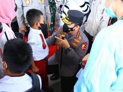 Kapolri Jenderal Listyo Sigit Prabowo menghadiri kegiatan akselerasi vaksinasi serentak di Gedung Dome Bale Rame, Kabupaten Bandung, Jawa Barat.