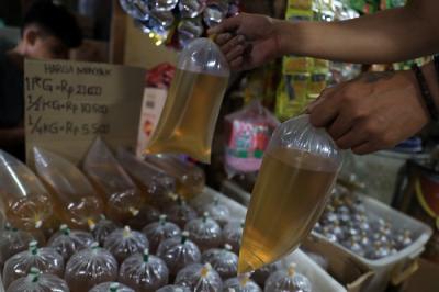 Pembeli memilih minyak goreng kemasan di pasar Ciputat, Tangerang Selatan, Jumat (7/1/2022).