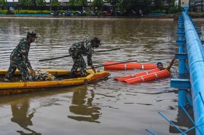 Uji coba layanan bergerak mobil pompa menyedot air di Kolam Retensi Simpang Polda Palembang, Jumat (7/1/2022).