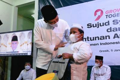 Komisaris Utama SIG, Rudiantara (Kanan) menyerahkan potongan tumpeng kepada Direktur Utama SIG, Donny Arsal pada peringatan HUT ke-9 SIG di Jakarta.