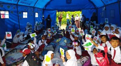 Dompet Dhuafa melalui tim pendidikan Lembaga Pengembangan Insani terus menggelar layanan pendidikan untuk penyintas bencana awan panas guguran Semeru.
