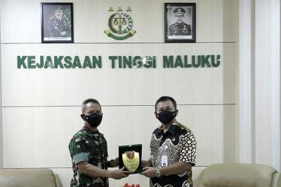 Pangdam XVI/ Pattimura Mayjen TNI Richard Tampubolon berkunjung ke Kejaksaan Tinggi Provinsi Maluku.