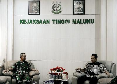Pangdam XVI/ Pattimura Mayjen TNI Richard Tampubolon berkunjung ke Kejaksaan Tinggi Provinsi Maluku.