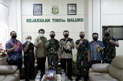 Pangdam XVI/ Pattimura Mayjen TNI Richard Tampubolon berkunjung ke Kejaksaan Tinggi Provinsi Maluku.