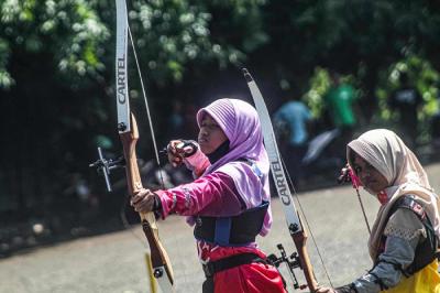 Antusiasme lima atlet cilik panahan berlatih menembak target di kawasan Stadion Rawa Badak, Jakarta Utara, Sabtu (8/1/2022).