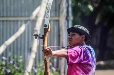 Antusiasme lima atlet cilik panahan berlatih menembak target di kawasan Stadion Rawa Badak, Jakarta Utara, Sabtu (8/1/2022).