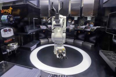 Sejumlah pengunjung menyaksikan sebuah robot barista yang membuat minuman kopi di salah satu toko ritel, Grand Indonesia, Jakarta Pusat, Sabtu (8/1/2022).