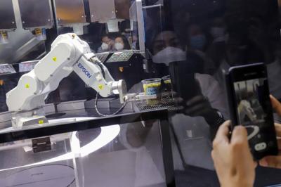 Sejumlah pengunjung menyaksikan sebuah robot barista yang membuat minuman kopi di salah satu toko ritel, Grand Indonesia, Jakarta Pusat, Sabtu (8/1/2022).