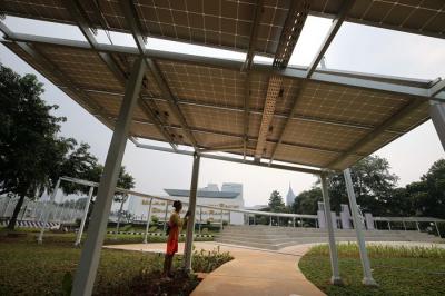 Tahap finishing Taman Energi yang di bangun oleh Sekretariat Jenderal (Setjen) DPR RI di komplek parlemen Senayan, Jakarta, Jumat (7/1/2022).