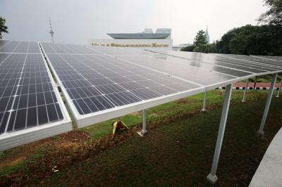 Tahap finishing Taman Energi yang di bangun oleh Sekretariat Jenderal (Setjen) DPR RI di komplek parlemen Senayan, Jakarta, Jumat (7/1/2022).