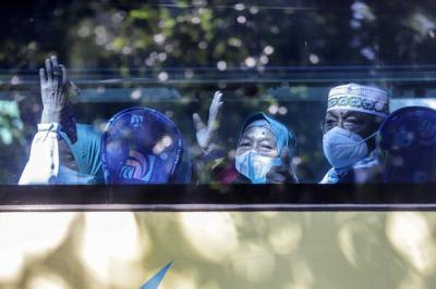 Ratusan jamaah umroh Samira Travel bersiap melakukan keberangkatan menuju bandara di Asrama Haji Pondok Gede, Jakarta Timur, Sabtu (8/1/2022).