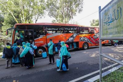 Ratusan jamaah umroh Samira Travel bersiap melakukan keberangkatan menuju bandara di Asrama Haji Pondok Gede, Jakarta Timur, Sabtu (8/1/2022).