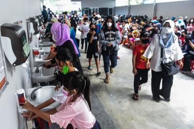 Ribuan anak mengikuti gebyar Vaksin Anak Merdeka yang diselenggarakan Polresta Palembang di Sekolah Kusuma Bangsa.