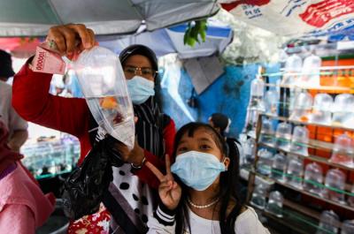 Pengunjung saat memilih hewan peliharaan di Pasar Hewan Jatinegara, Jakarta Timur, Minggu (9/1/2022).