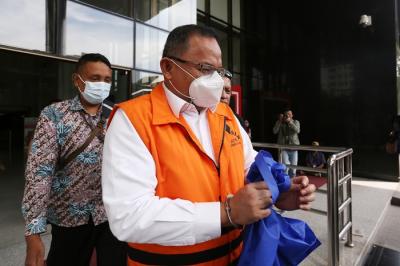 Tersangka Bupati Musi Banyuasin periode 2017—2021 nonaktif Dodi Reza Alex Noerdin usai menjalani pemeriksaan lanjutan di Gedung Merah Putih KPK.
