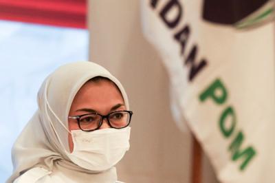 Kepala Badan POM Penny K Lukito memberikan keterangan penerbitan izin edar darurat atau emergency use of authorization bagi lima jenis vaksin booster.
