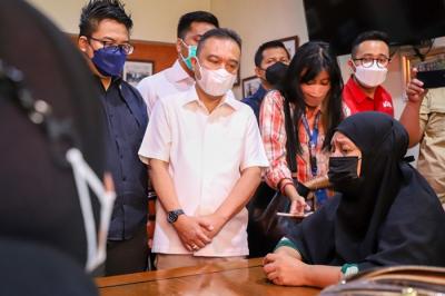 Wakil Ketua DPR Sufmi Dasco Ahmad mengunjungi Polsek Setiabudi untuk mengecek terkait adanya informasi tindak pidana seksual terhadap anak berusia 9 tahun.