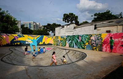 Anak-anak bermain di skatepark Taman Maju Bersama (TMB) Simpang UKU yang sudah rampung di kawasan Utan Kayu, Jakarta, Senin (10/1/2022).