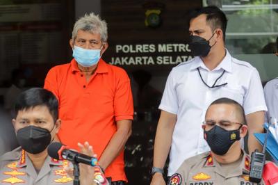 Tersangka Edi Warman alias Ayah Ndut dihadirkan saat rilis pencabulan anak berusia sembilan tahun di Polres Metro Jakarta Selatan, Senin (10/1/2022).