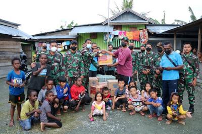 TNI AU, melalui Lanud Silas Papare Jayapura, mengerahkan personel dan menyalurkan bantuan logistik untuk warga masyarakat terdampak banjir.