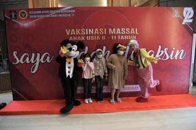 Kementerian Hukum dan HAM bekerja sama dengan BIN menyelenggarakan bakti sosial berupa vaksinasi Covid-19 bagi anak usia 6-11 tahun.