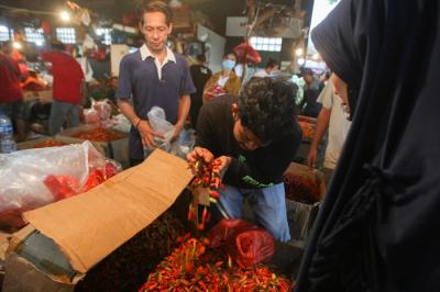 Suasana aktivitas pedagang di Pasar Induk Kramat Jati, Jakarta Timur, Selasa (11/1/2022).