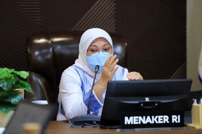 Menteri Ketenagakerjaan Ida Fauziyah mendorong perusahaan agar memberikan kesempatan kerja yang sama antara laki-laki dan perempuan.