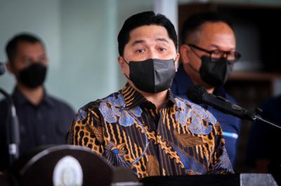 Menteri Badan Usaha Milik Negara (BUMN) Erick Thohir bersama Jaksa Agung ST Burhanuddin melambaikan tangan saat bertemu di Gedung Kartika Adhyaksa.