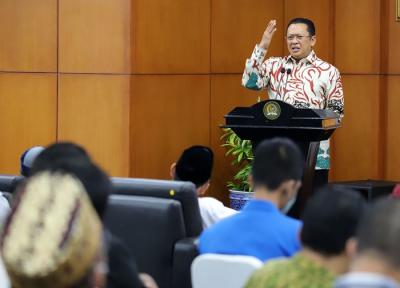 Ketua MPR RI Bambang Soesatyo memberikan pidatonya pada acara Sosialisasi Empat Pilar MPR RI dan Catatan Awal Tahun di Kompleks Parlemen, Jakarta.
