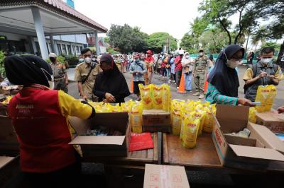 Sejumlah warga antre membeli minyak goreng kemasan saat operasi pasar minyak goreng murah di Halaman Kantor Kecamatan Pamulang, Tangerang Selatan.