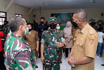 Pangdam XVI/ Pattimura Mayjen TNI Richard Tampubolon terjun langsung untuk mengecek pelaksanaan vaksinasi Covid-19 untuk anak usia 6 - 11 tahun.