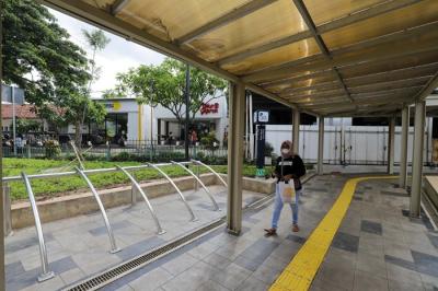 Warga melintasi kawasan integrasi terpadu di Stasiun Manggarai, Jakarta Selatan, Selasa (11/1/2022).