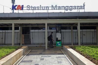 Warga melintasi kawasan integrasi terpadu di Stasiun Manggarai, Jakarta Selatan, Selasa (11/1/2022).