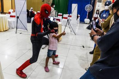Dua tokoh superhero Spider Man dan Captain America hadir menemani anak anak yang mengikuti vaksin Covid-19.