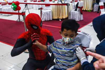 Dua tokoh superhero Spider Man dan Captain America hadir menemani anak anak yang mengikuti vaksin Covid-19.