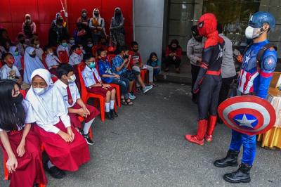 Dua tokoh superhero Spider Man dan Captain America hadir menemani anak anak yang mengikuti vaksin Covid-19.