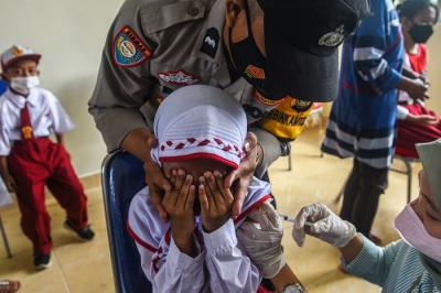 Anak-anak kelas 1 hingga kelas 6 SDN 48 Jalan Urip Sumoharjo, Kelurahan 2 Ilir, Kecamatan Ilir Timur II, Palembang mengikuti vaksinasi Covid-19.