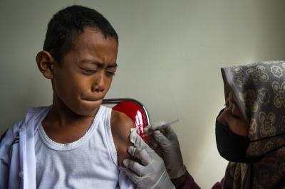 Anak-anak kelas 1 hingga kelas 6 SDN 48 Jalan Urip Sumoharjo, Kelurahan 2 Ilir, Kecamatan Ilir Timur II, Palembang mengikuti vaksinasi Covid-19.