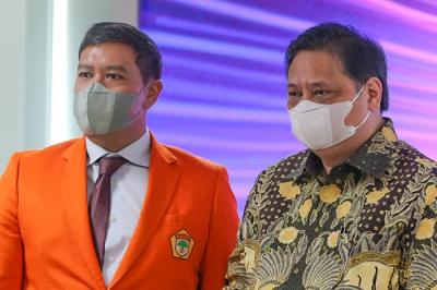 Ketua Umum Partai Golkar Airlangga Hartarto memberikan sambutan dalam acara diskusi publik bertajuk refleksi 2021 dan proyeksi 2022 di Jakarta.