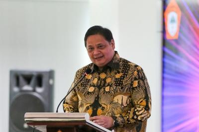 Ketua Umum Partai Golkar Airlangga Hartarto memberikan sambutan dalam acara diskusi publik bertajuk refleksi 2021 dan proyeksi 2022 di Jakarta.