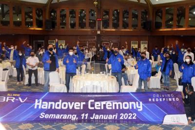 Sales & After Sales Director Honda Semarang Center Sumantri mengibarkan bendera menandai penyerahan perdana secara simbolis 25 All New Honda BR-V.