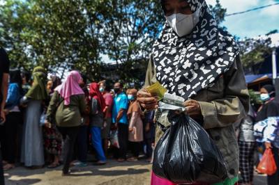 Warga sejak pagi mendatangi lokasi operasi pasar murah minyak goreng di halaman Pasar Tradisional Alang Alang Lebar, Palembang, Rabu (12//1/2022).