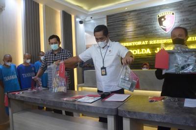Dirreskrimum Polda Jateng, Kombes Pol Djuhandani Rahardjo Puro menunjukkan barang bukti dalam pengungkapan kasus pencurian disertai pemberatan.