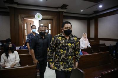 Terdakwa Stepanus Robin Pattuju (Penyidik KPK) menjalani sidang lanjutan bersama Maskur Husain (Pengacara) di Pengadilan Tipikor, Jakarta, Rabu (12/1/2022).